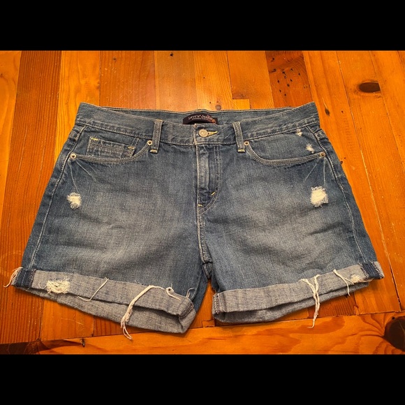 🦄 SALE~ EUC Levi’s Shorts—Juniors🦄 - Picture 1 of 3